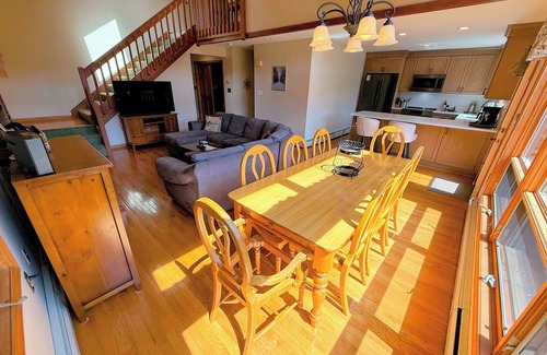Bretton Woods House | MWP66 End Unit with Gorgeous Mountain Views, Pool Table, Pool/Gym Passes!