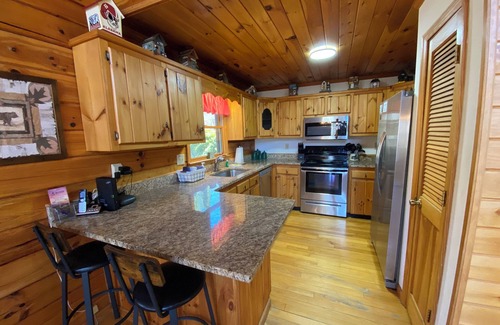 Morganton Cabin | My Mountain Escape, Pet Friendly, Hot Tub, 15 minutes from Blue Ridge