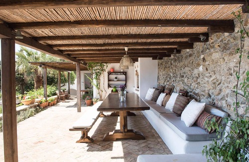 Drafaki Villa | My Rental Homes - Villa Oasis with infinity pool surrounded by the garden