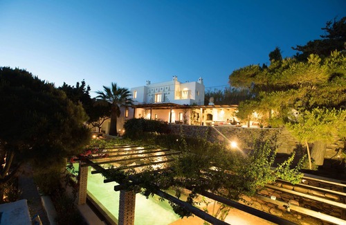 Drafaki Villa | My Rental Homes - Villa Oasis with infinity pool surrounded by the garden