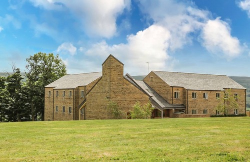Ilkley Cottage | MYDDELTON GRANGE, pet friendly, with hot tub in Ilkley