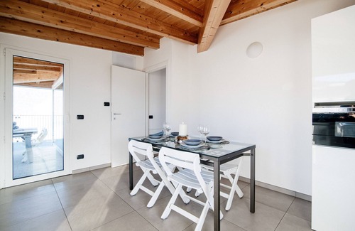 Lipomo Apartment | MyHomeInComo - White Attic