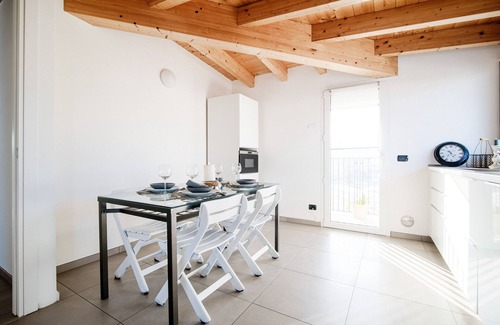 Lipomo Apartment | MyHomeInComo - White Attic