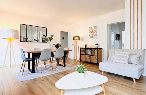 Quartier de Javel Apartment | MyJolieParisHome - King size bed, Balcony, 2 Parking