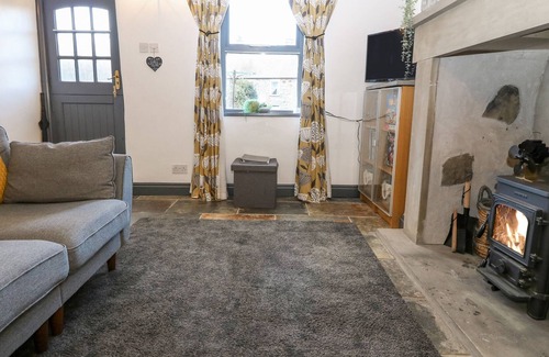 Trefor Cottage | MYNYDD A MOR, pet friendly, character holiday cottage in Trefor