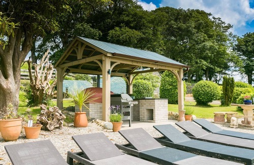 Criccieth Cottage | Mynydd Ednyfed - a sea view that sleeps 21 guests in 10 bedrooms