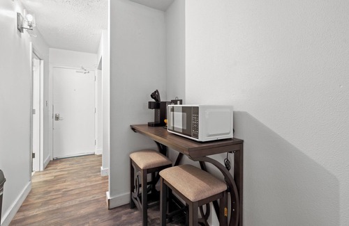Myrtle Beach Condo | Myrtle Beach Landmark Studio w/King & WiFi