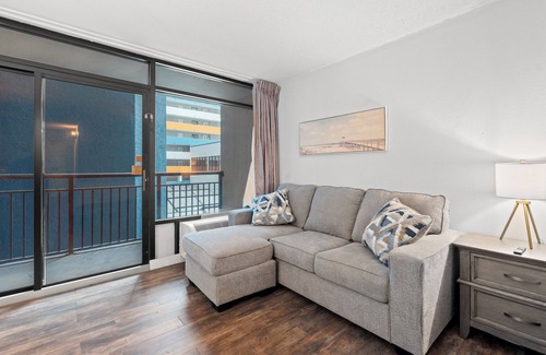 Myrtle Beach Condo | Myrtle Beach Landmark Studio w/King & WiFi