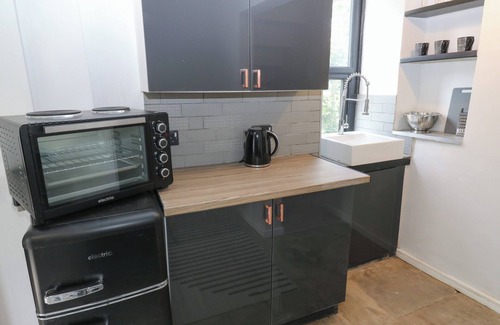 Haworth Cottage | MYRTLE NOOK, pet friendly, character holiday cottage in Cross Roads