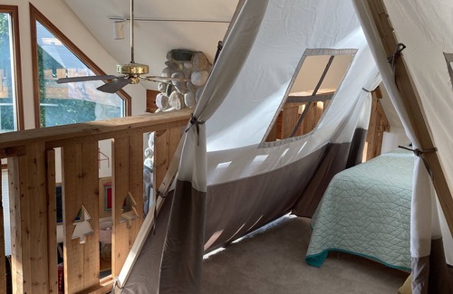 Lakeside House | Mystic Treefort- A Spacious Home inside the gates of Lakeside Ohio