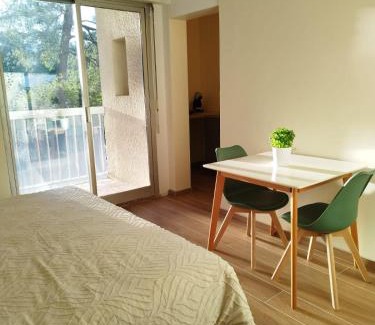 Cadereau Bed & Breakfast | Nîmes les pins studio parking privé extérieur