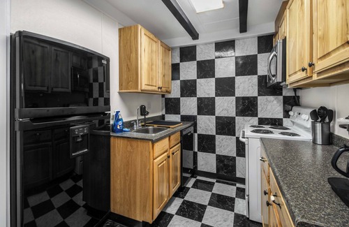 Glenwood Springs Apartment | n 2-bedroom apartment in charming Glenwood Springs with Hot Tub, AC and Heating.