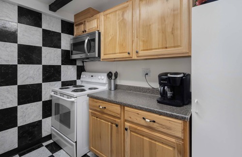Glenwood Springs Apartment | n 2-bedroom apartment in charming Glenwood Springs with Hot Tub, AC and Heating.