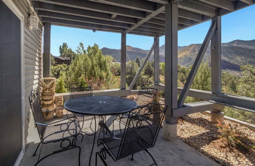 Glenwood Springs Apartment | n 2-bedroom apartment in charming Glenwood Springs with Hot Tub, AC and Heating.
