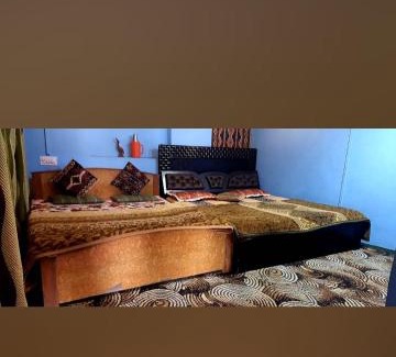 Dal Lake House | N residency