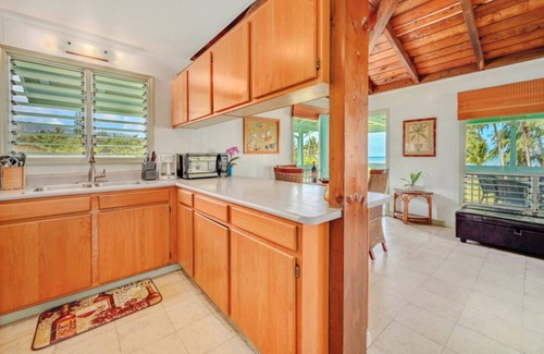 Hanalei House | Na Hoku; upstairs oceanfront unit just steps to town and Hanalei Bay beach!