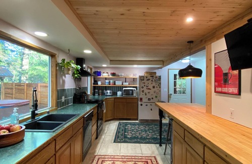 Packwood Cabin | Naked Elk Lodge: 4 Bdrms, Hot Tub, Projector TV near Mt. Rainier