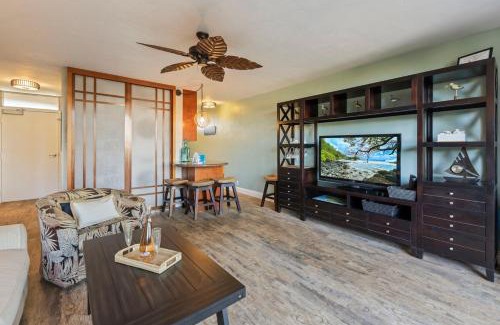 Kihei Apartment | Nani Kai Hale 305 - Oceanview updated condo with AC at beachfront resort