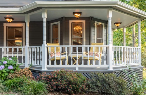 Calistoga House | Napa Valley resort style living w/pool & jacuzzi close to all!