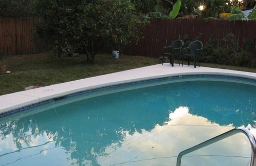 Naples Park Cottage | Naples Cottage - Walk to Beach - Privacy with Pool