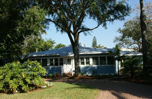 Old Naples Cottage | Naples Historic Home - 1 Bedroom Guest House-steps from beach, quiet setting
