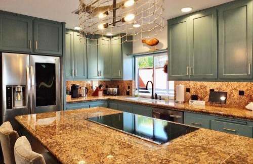 Naples House | Naples Luxury Retreat - 2 BDR Walk to Beach Dining & Shops