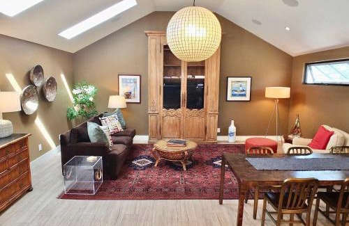 Naples House | Naples Luxury Retreat - 2 BDR Walk to Beach Dining & Shops