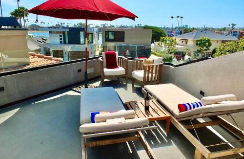Naples House | Naples Luxury Retreat - 3 BDR Stay for 6 w Rooftop Patio