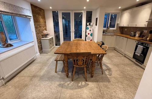Napton-on-the-Hill House | Napton on the Hill - Sleeps upto 7 & Pet Friendly