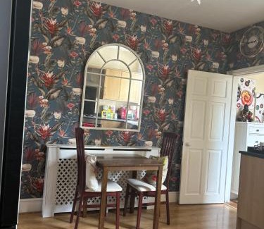 Brierley Hill House | Narie Little Cottage