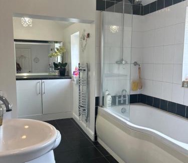 Brierley Hill House | Narie Little Cottage