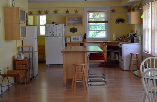Narragansett Pier House | Narragansett Beach & Seawall Across The Street! Beach Passes Included