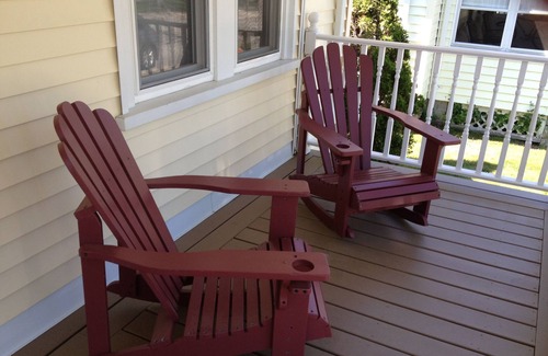 Narragansett Pier House | Narragansett Beach & Seawall Across The Street! Beach Passes Included