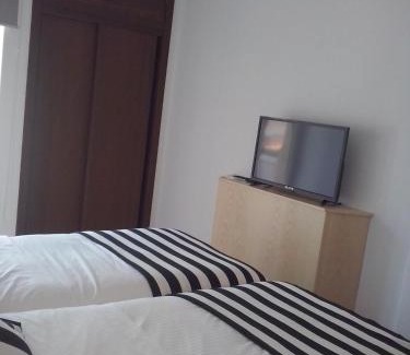 Fatima House | Nas Palhas Deitado