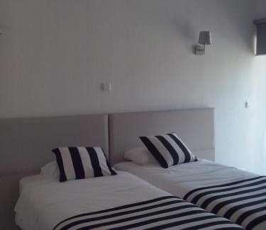 Fatima House | Nas Palhas Deitado