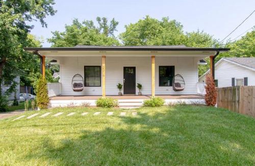 Woodbine House | NashOasis 10 Min to DT, Gameroom, Huge Yard