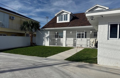Nassau Apartment | Nassau Hideaway: Steps away from the beach, Down Town, Cable Beach, PI & more.