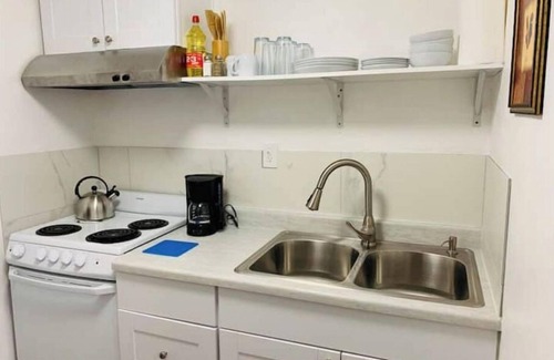 San Leandro House | Natural Light 1 Bedroom In-Law Unit w/Washer/Dryer