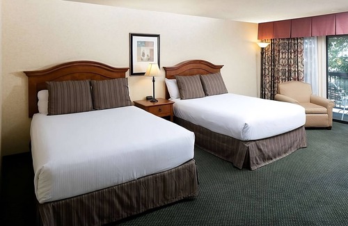 Redding Hotel | Nature Escape in Red Lion Hotel Redding! Comfy Unit, Gym, Pool, Restaurant