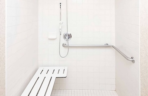 Redding Hotel | Nature Escape in Red Lion Hotel Redding! Comfy Unit, Gym, Pool, Restaurant