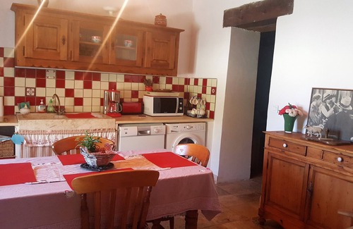 Montjustin Apartment | Nature gîte located in the Lubéron nature reserve.