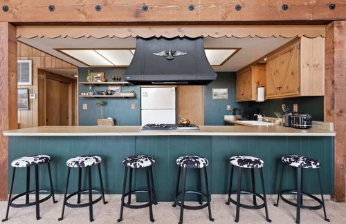 Oakhurst Cabin | Nature Haven | Bass & Yosemite Large Deck & BBQ