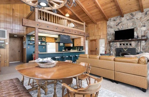 Oakhurst Cabin | Nature Haven | Bass & Yosemite Large Deck & BBQ