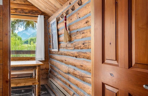 Aspen Apartment | Nature's Edge | Experience Maroon Bells @ T-Lazy 7