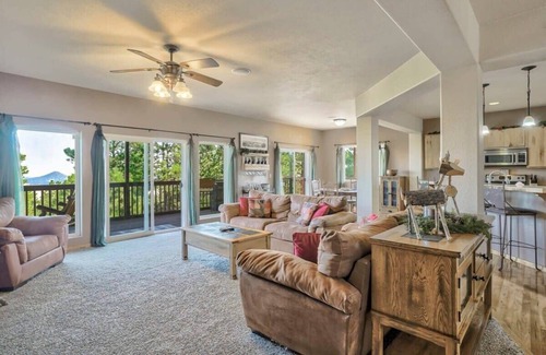 Peyton House | Nature's Oasis, 4BD Ranch Retreat, Hot tub!