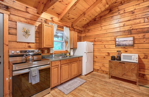 South Bloomingville Cabin | Nature's Paradise: Pet friendly couples cabin w/hot tub in Hocking Hills