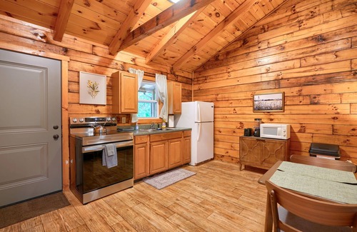 South Bloomingville Cabin | Nature's Paradise: Pet friendly couples cabin w/hot tub in Hocking Hills