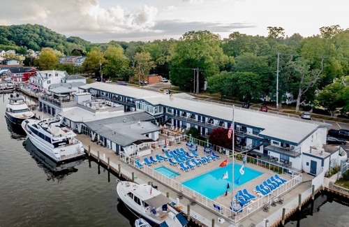 Saugatuck Condo | NAUTI NESTING at ♥️ of DOWNTOWN with WATERFRONT SEASONAL POOL & HOT TUB ACCESS😎