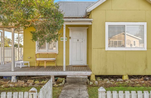 Jervis Bay Cottage | Nautica Beach Cottage - Coastal Haven in Currarong