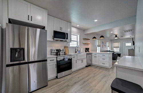 San Jacinto House | Nautical Nest - 1 block to the Beach, Newly Renovated